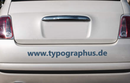 Autobeschriftung als Folienschrift am Fahrzeug