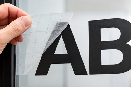Klebebuchstaben aus Klebefolie auf Glas