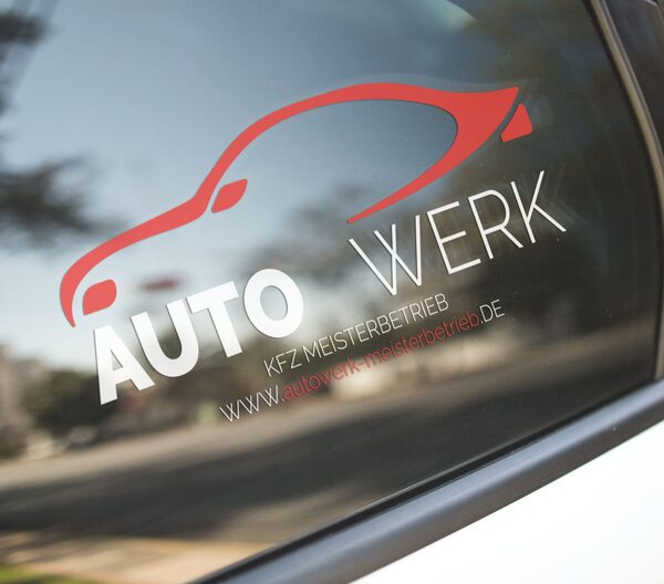 Autoaufkleber und Kfz-Beschriftung  -  Folienplott auf Heckscheibe