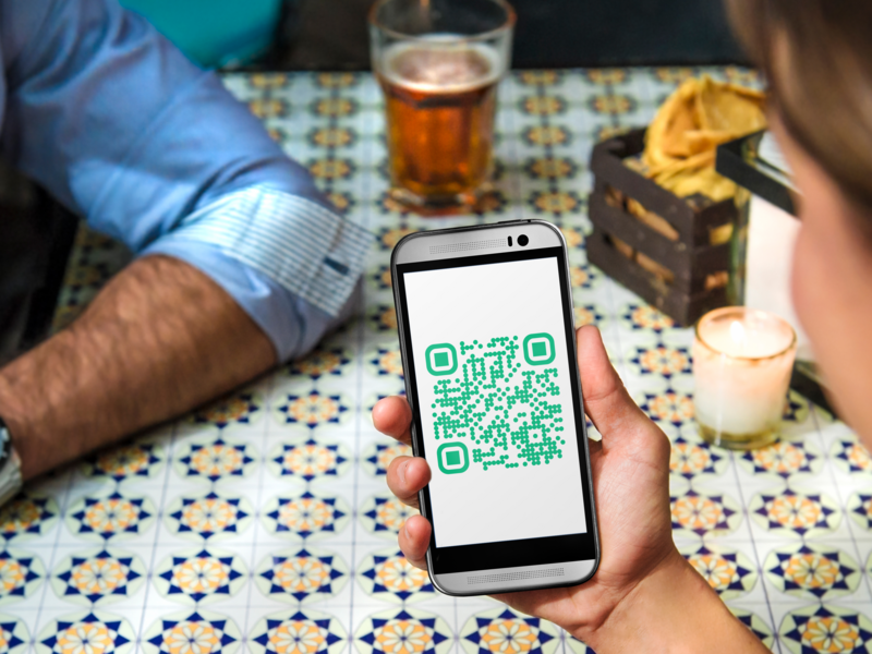QR-Code Aufkleber für Google-Bewertungen am Smartphone scannen
