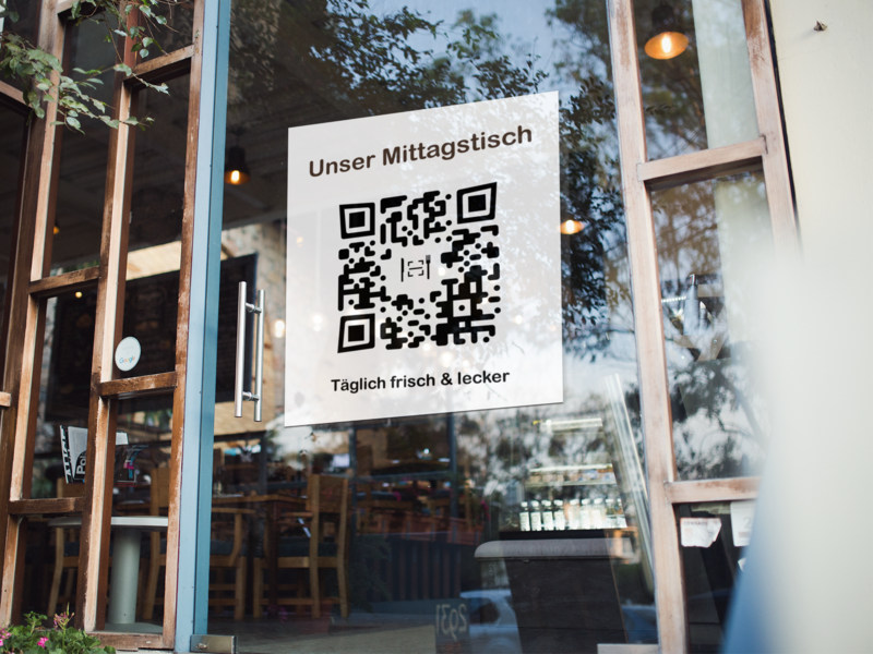 QR-Code Aufkleber auf Restaurant-Tisch für digitale Speisekarte